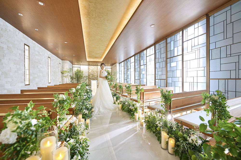 【チャペル内イメージ】ステンドグラスから溢れる自然の光が幻想的なチャペル