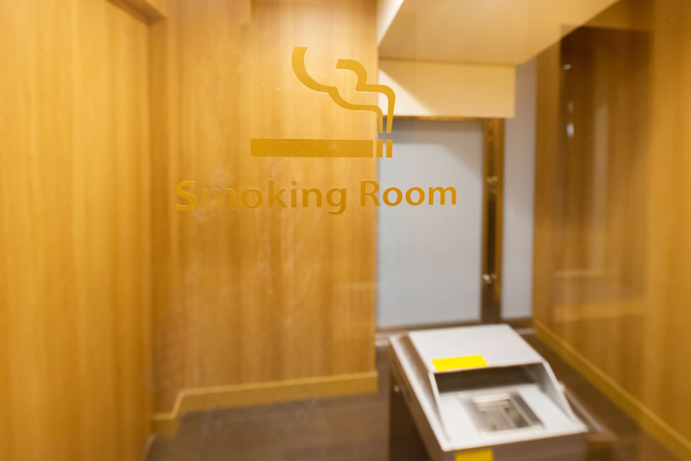 【スモーキングスペース】館内喫煙スペース