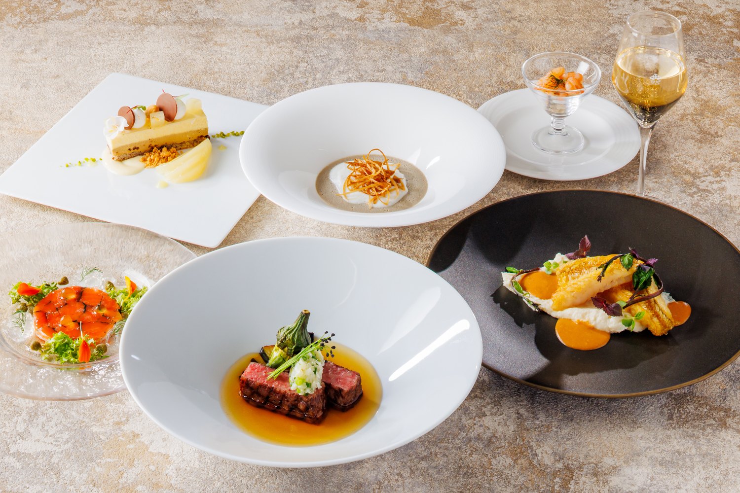 【ディナーコース】シェフ厳選素材を使用した6品仕立てのコース