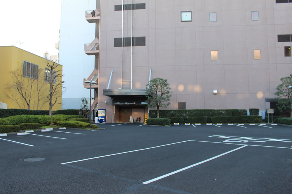【平面駐車場】平面駐車場は大型バスも駐車可能