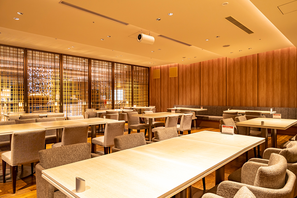 【店内】全席禁煙 76席 座席間隔が広く落ち着いてお食事をお楽しみいただけます