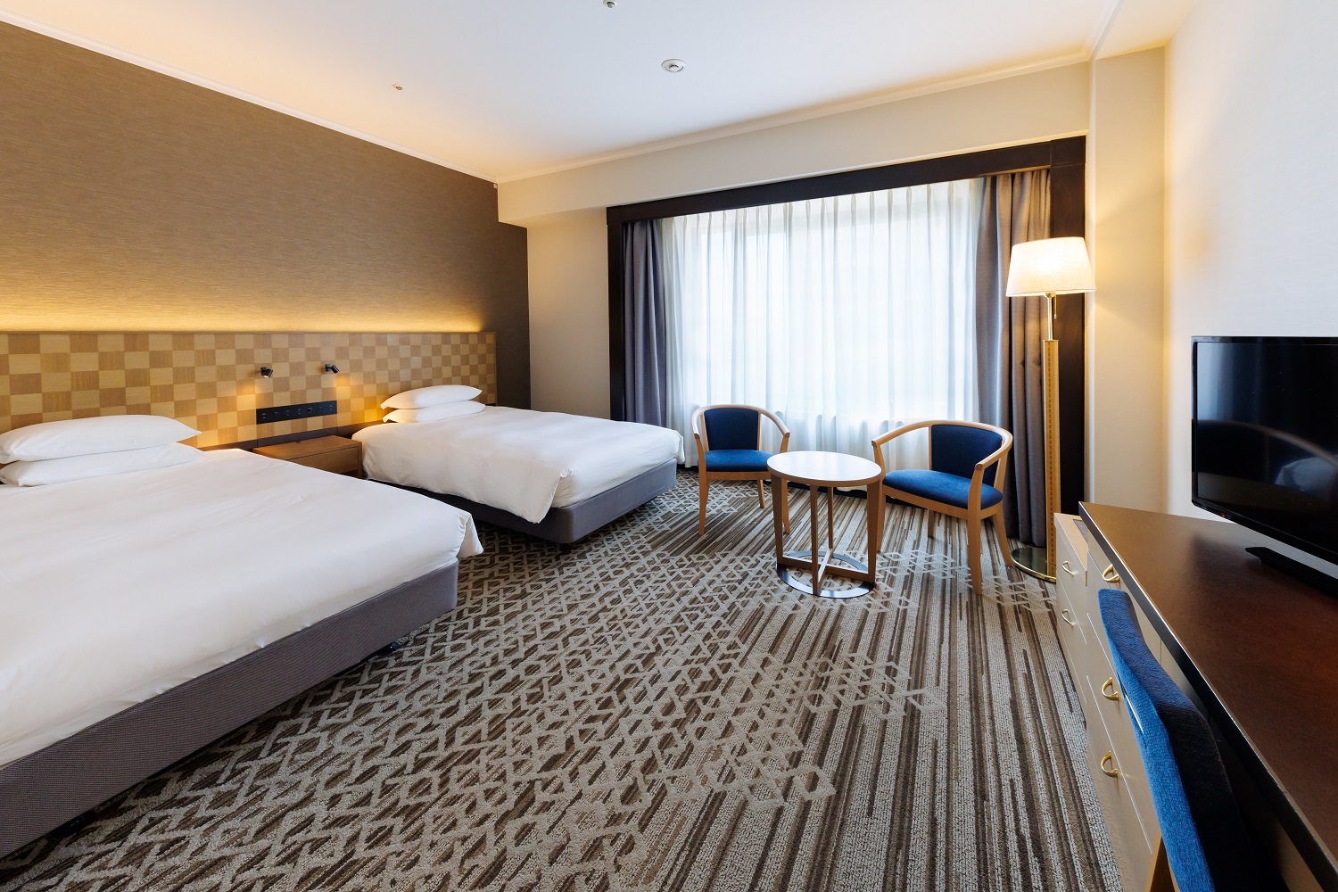 【モデレートツイン】テーブルセットやライティングデスク完備で快適なご滞在を実現