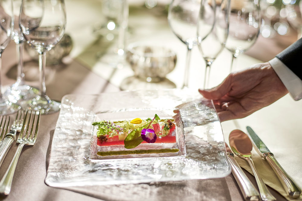 スタッフ全員が連携し、一皿一皿をいちばん美味しいタイミングでゲストにお届けします