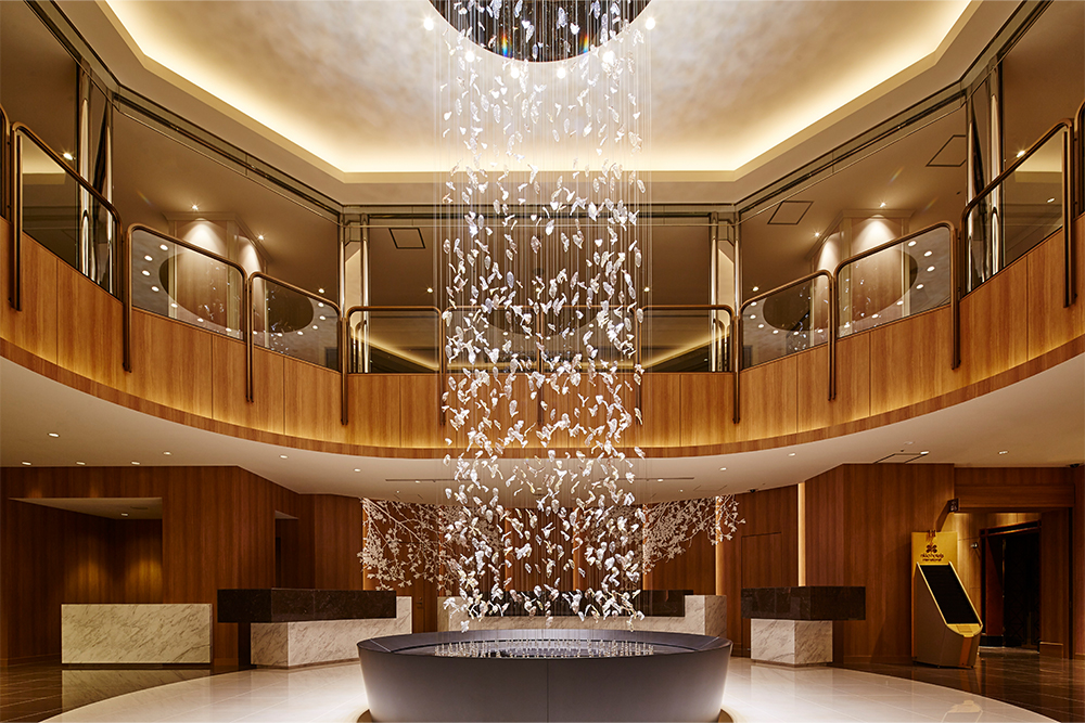 【ロビー】立川市の木「けやき」の葉をモチーフにしたアートワークが光輝く寛ぎのロビー